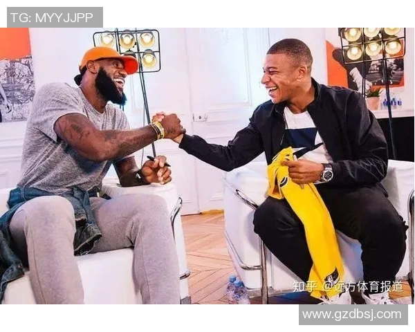 足球明星与路人亲密互动瞬间捕捉让人惊喜的街头镜头大揭秘 足球明星与路人亲密互动瞬间捕捉让人惊喜的街头镜头大揭秘